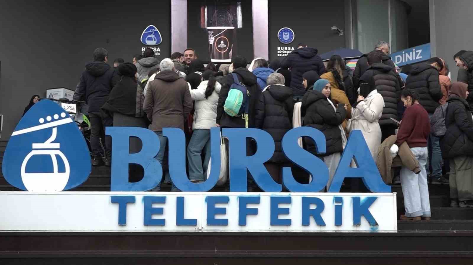 500 metreyi aşan kuyruk, sadece ona binebilmek için
