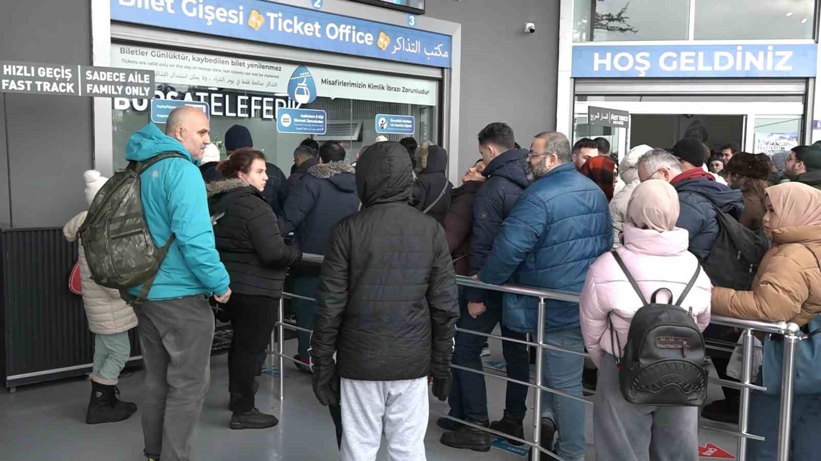 500 metreyi aşan kuyruk, sadece ona binebilmek için
