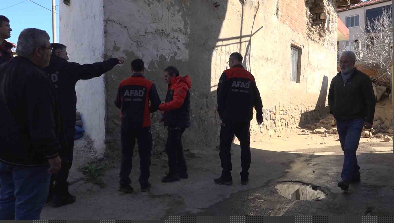 5.1 büyüklüğündeki depremin merkez üssü olan Buldan’daki eski yapılarda büyük hasarlar oluştu
