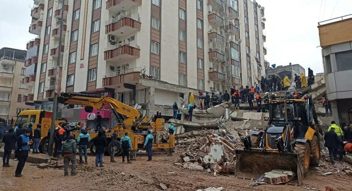 51 kişiye mezar olan Furkan Apartmanı davası ertelendi
51 kişiye mezar olan Furkan Apartmanı davası ertelendi