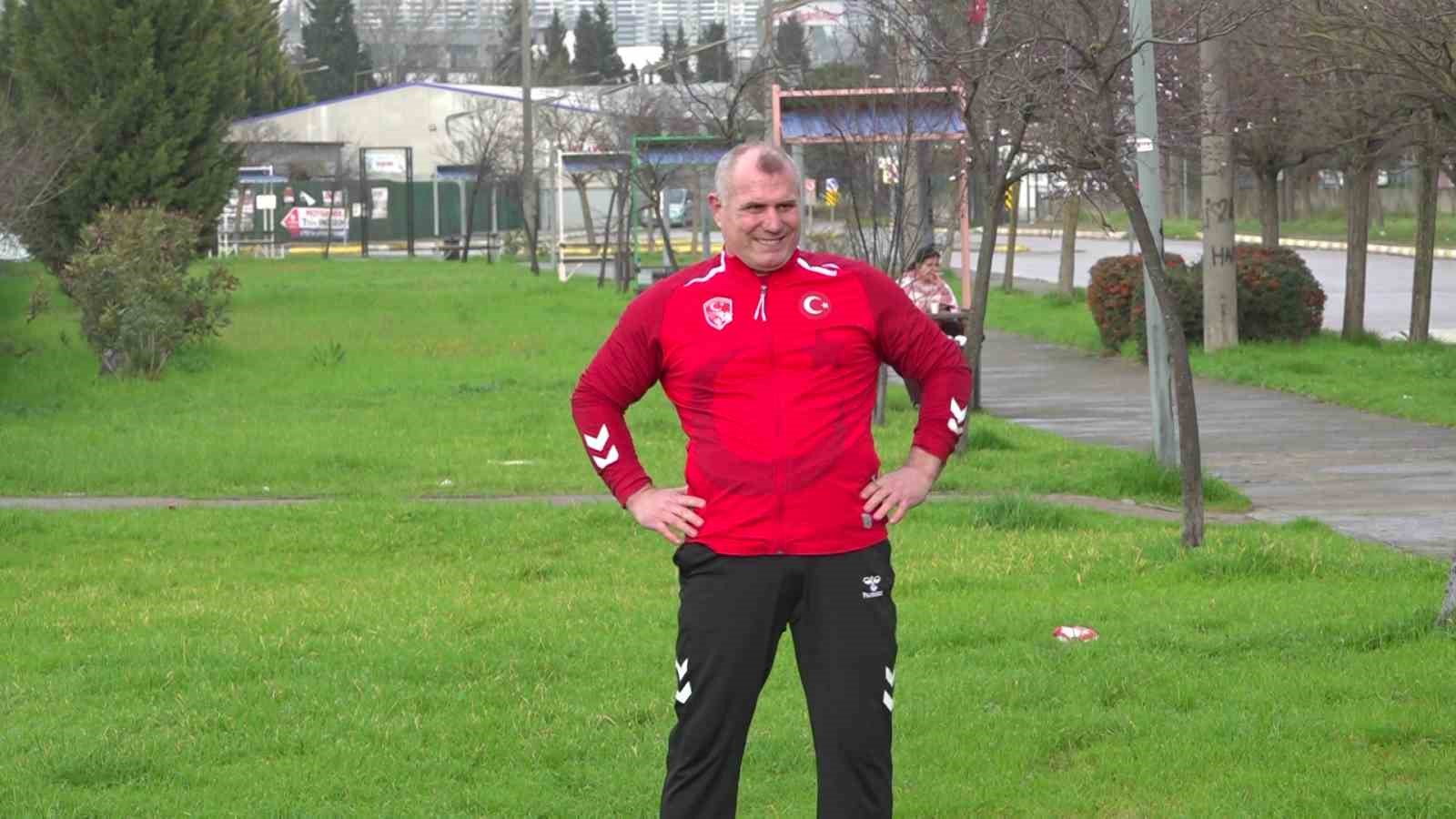 51 yaşındaki dünya şampiyonu, güreşçi koçla antrenman yaptı
51 yaşındaki dünya şampiyonu, güreşçi koçla antrenman yaptı