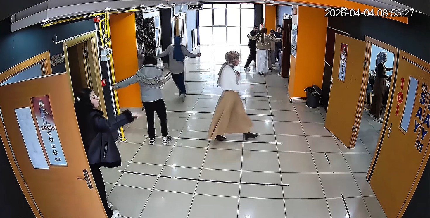 5.2 büyüklüğündeki depremde korku dolu anlar
