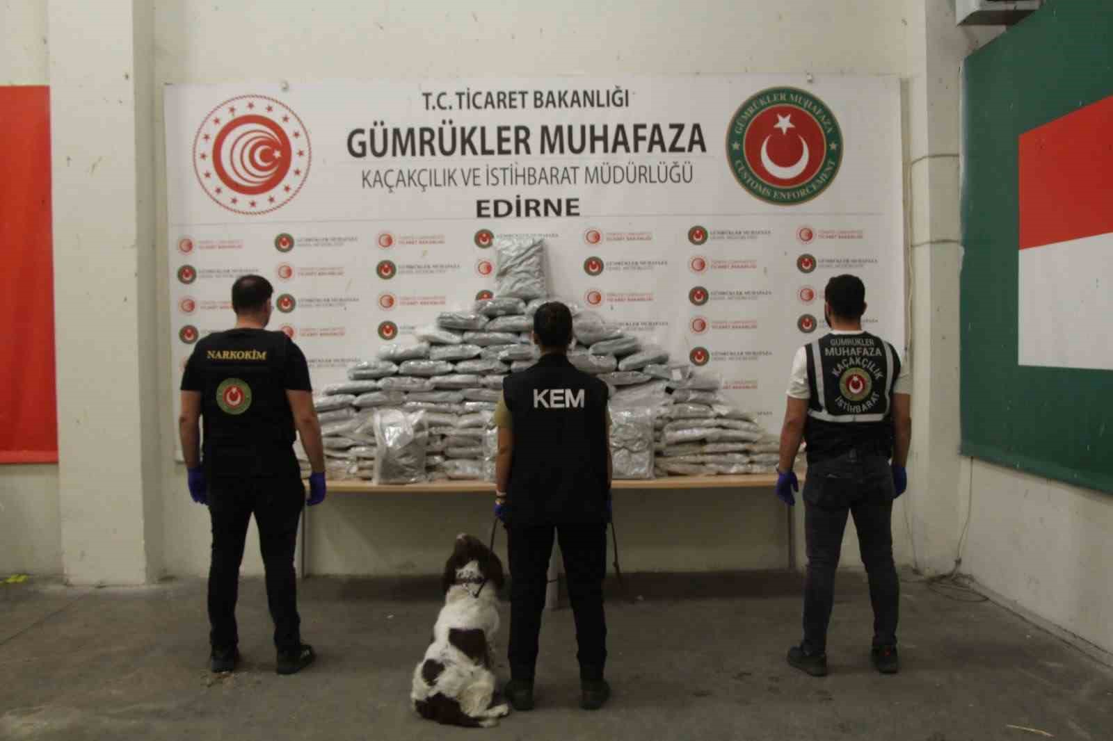 54 milyon değerinde uyuşturucu ele geçirildi
54 milyon değerinde uyuşturucu ele geçirildi