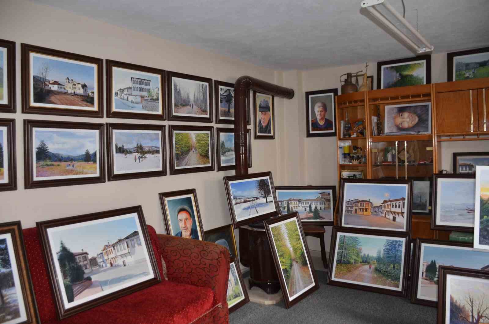 55 yıldır en yakın arkadaşı resim tuvali oldu
