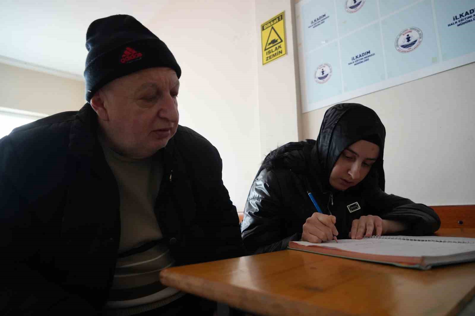 56 yaşında okuma-yazma öğrenen baba ile kızının azmi
