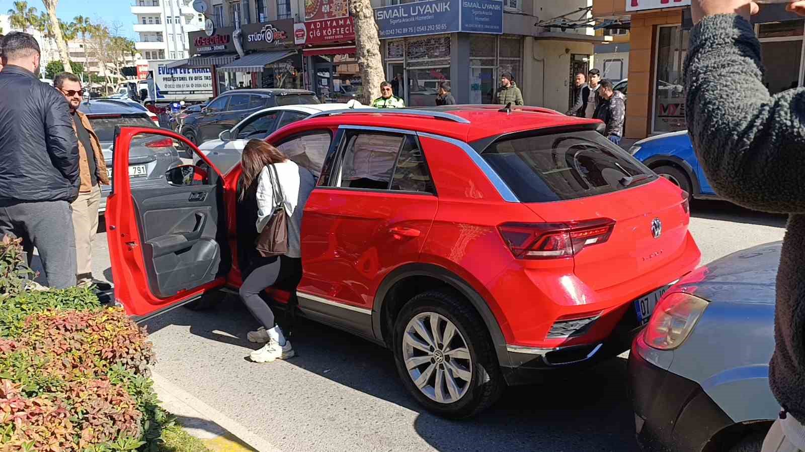 6 aracın karıştığı  zincirleme kaza ucuz atlatıldı
