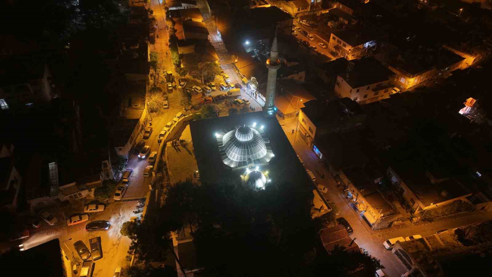 6 asırlık tarihi camide Berat Kandili’nde eller semaya açıldı
