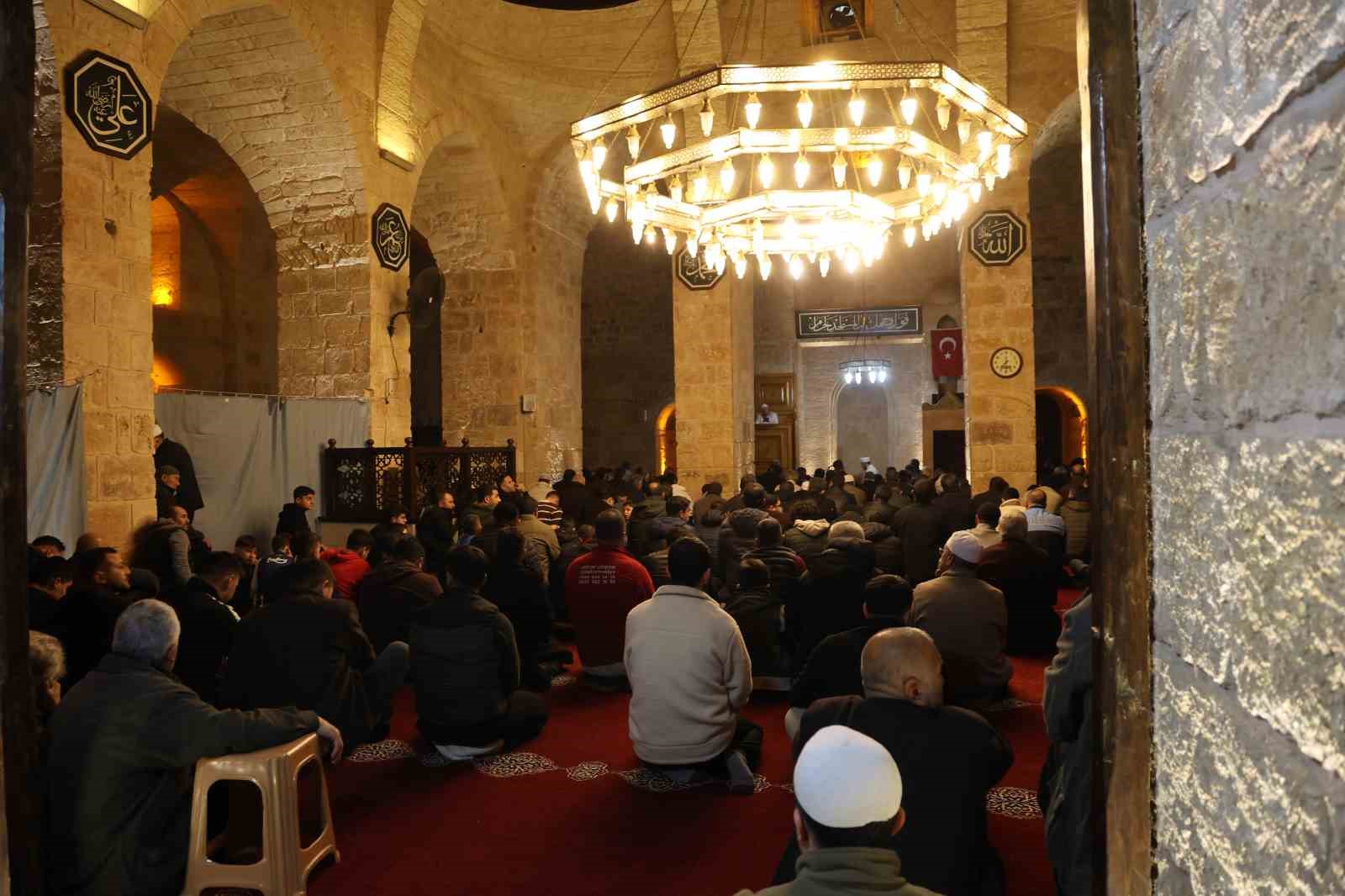 6 asırlık tarihi camide Berat Kandili’nde eller semaya açıldı
