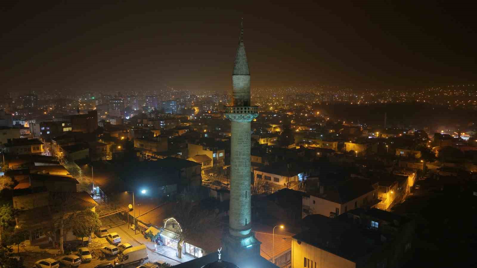 6 asırlık tarihi camide Berat Kandili’nde eller semaya açıldı
