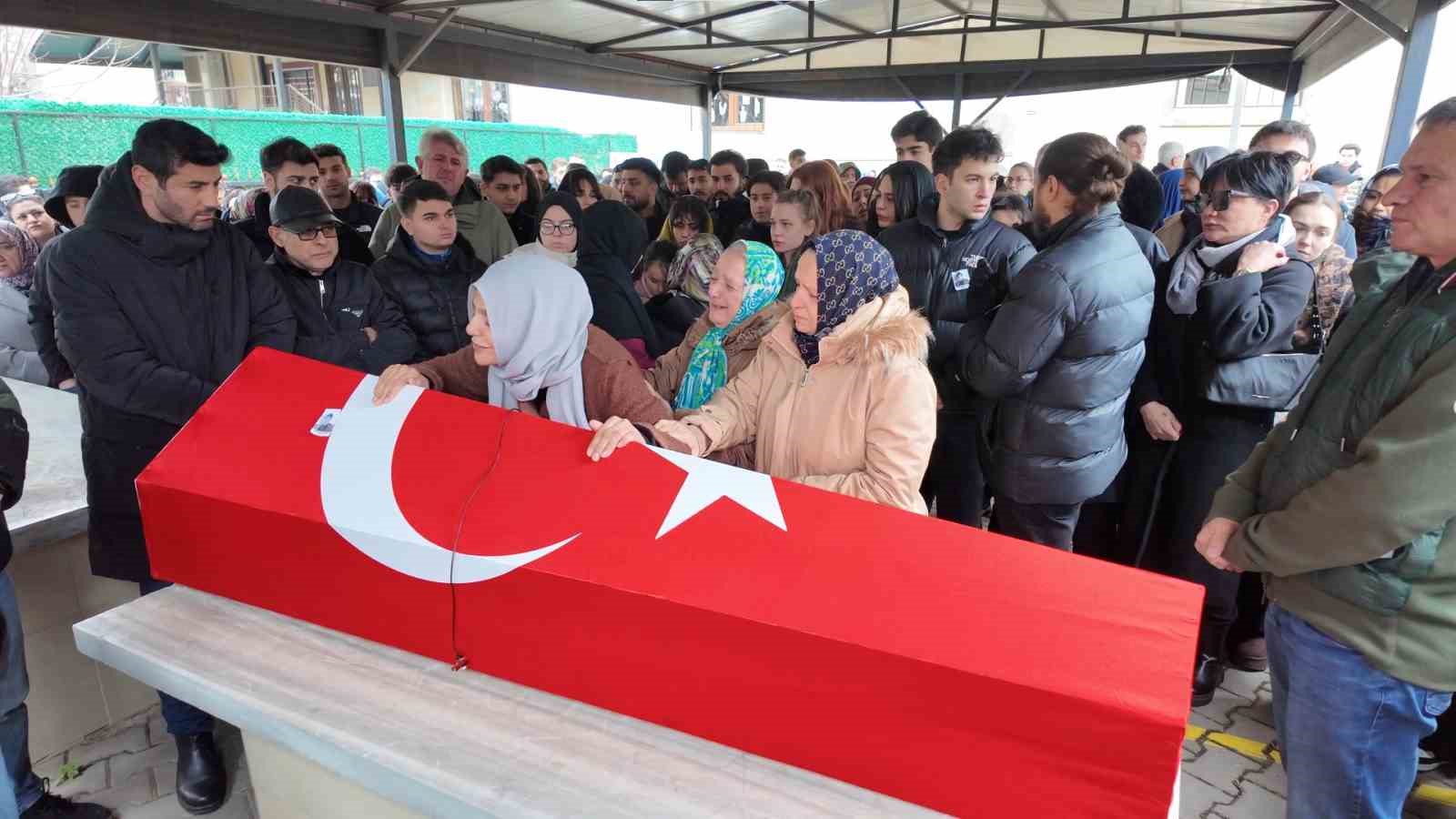 6 aylık yaşam mücadelesini kaybeden oyuncu İbrahim Yıldız son yolculuğuna uğurlandı
