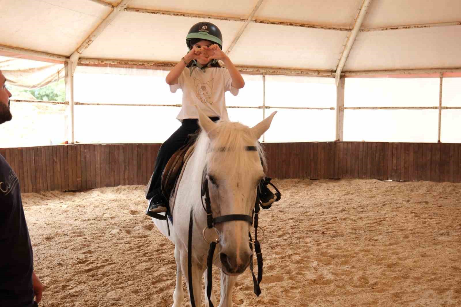 6 bin 789 çocuğa binicilik eğitimi ile at sevgisi aşılandı
