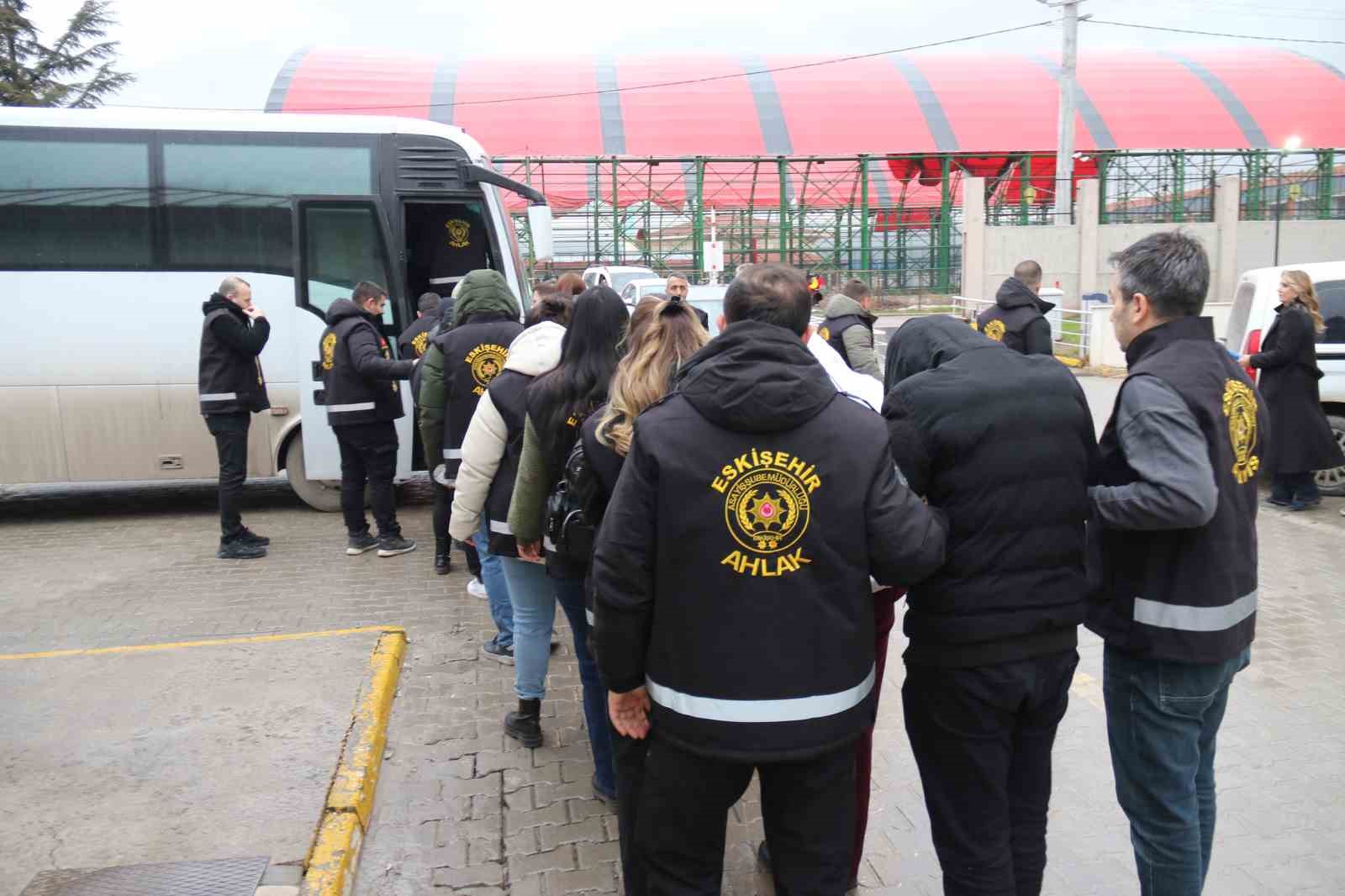 6 ilde fuhuş operasyonu: 6’sı yabancı 15 kadın kurtarıldı, 13 şüpheli yakalandı
