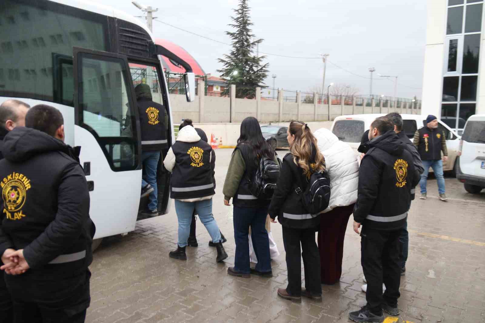 6 ilde fuhuş operasyonu: 6’sı yabancı 15 kadın kurtarıldı, 13 şüpheli yakalandı
