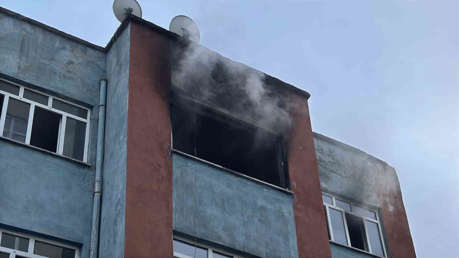 6 kişinin yaşadığı daire alevlere teslim oldu
