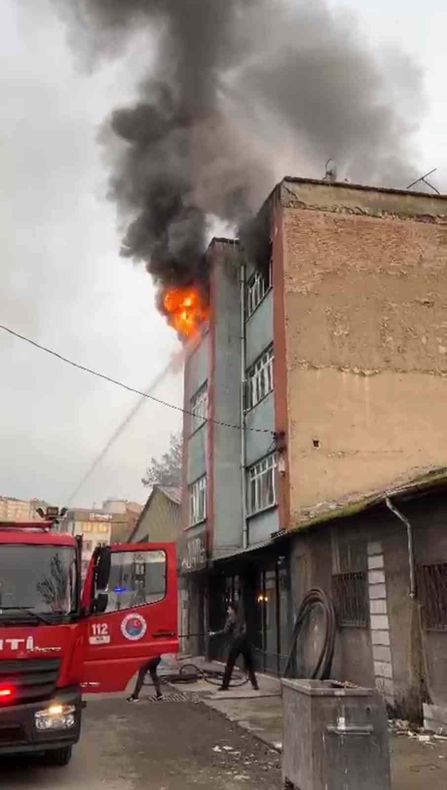 6 kişinin yaşadığı daire alevlere teslim oldu
