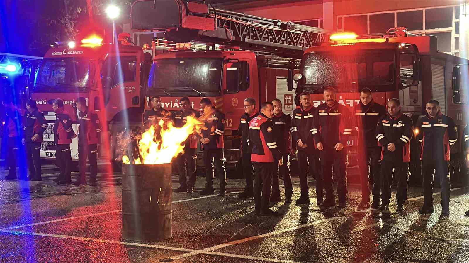 6 Şubat depremlerinde birçok insana umut olan Burdur İtfaiyesi deprem şehitlerini unutmadı
