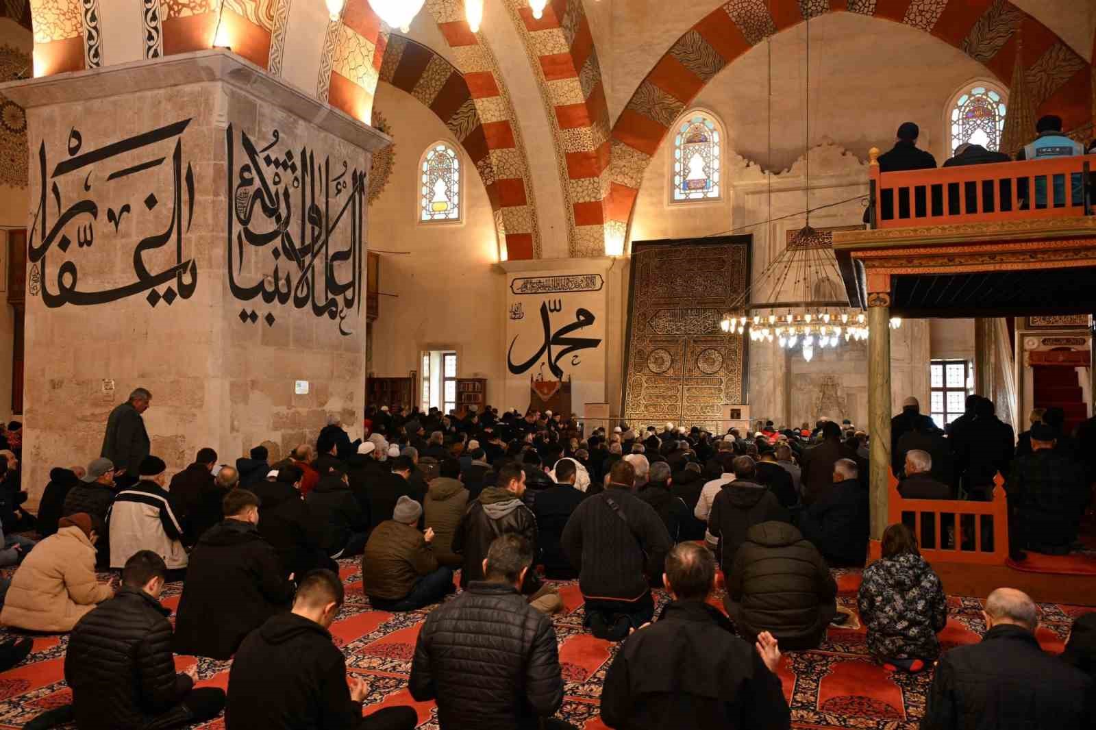 6 Şubat depremlerinde hayatını kaybedenler Edirne’de dualarla anıldı
