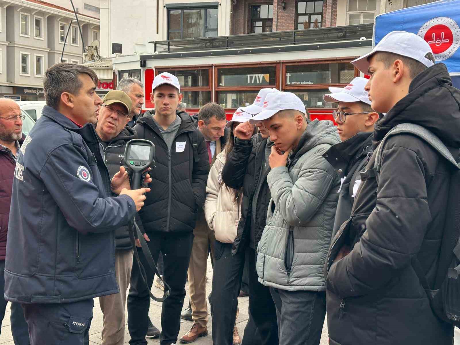 6 Şubat depremlerinde hayatını kaybedenler Uşak’ta dualarla anıldı
