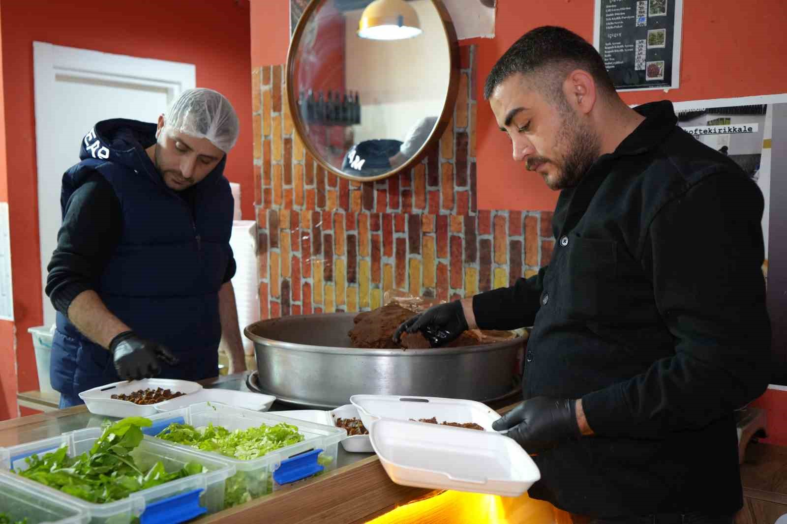 6 Şubat depremlerinde hayatları değişti: 15 saniye farkla kurtulan çiğköfteci kardeşlerin umut dolu yaşamı
