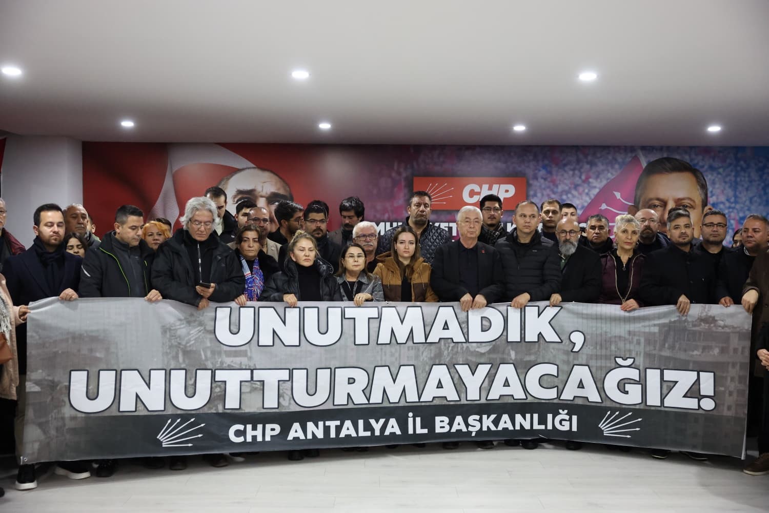 6 Şubat depremlerinin 3. yıl dönümünde hayatını kaybedenler anıldı
