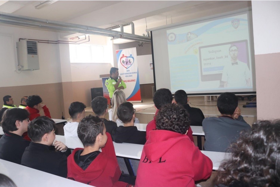 605 öğrenciye güvenli teknoloji kullanımı eğitimi
