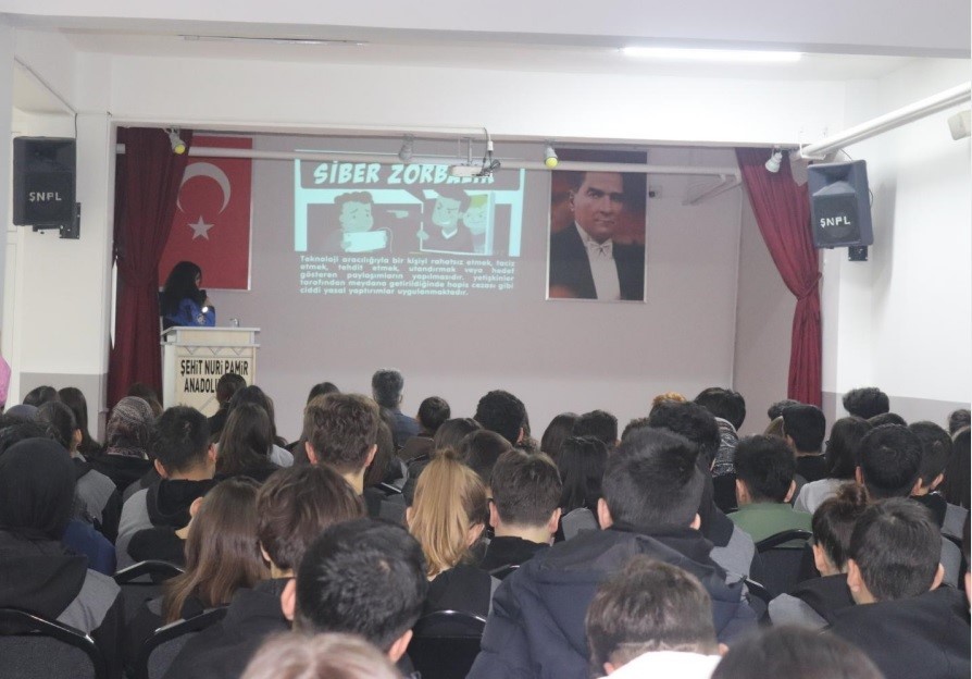 605 öğrenciye güvenli teknoloji kullanımı eğitimi

