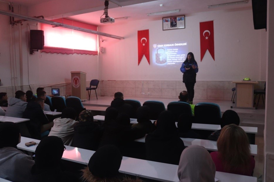 605 öğrenciye güvenli teknoloji kullanımı eğitimi
