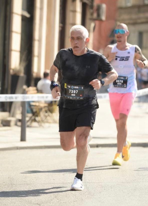 61 yaşındaki beyin cerrahı, maraton koşusunda uluslararası ödül kazandı
