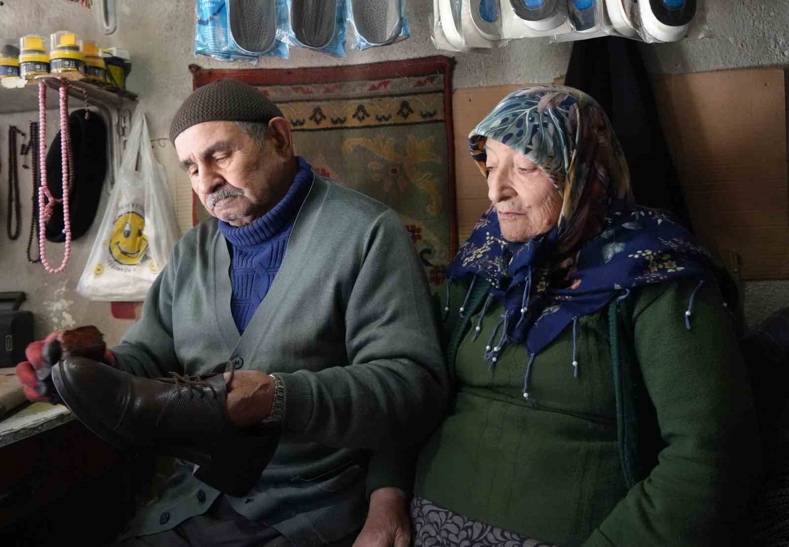64 yıllık ayakkabı tamircisi, her sabah dükkanını eşiyle açıyor
