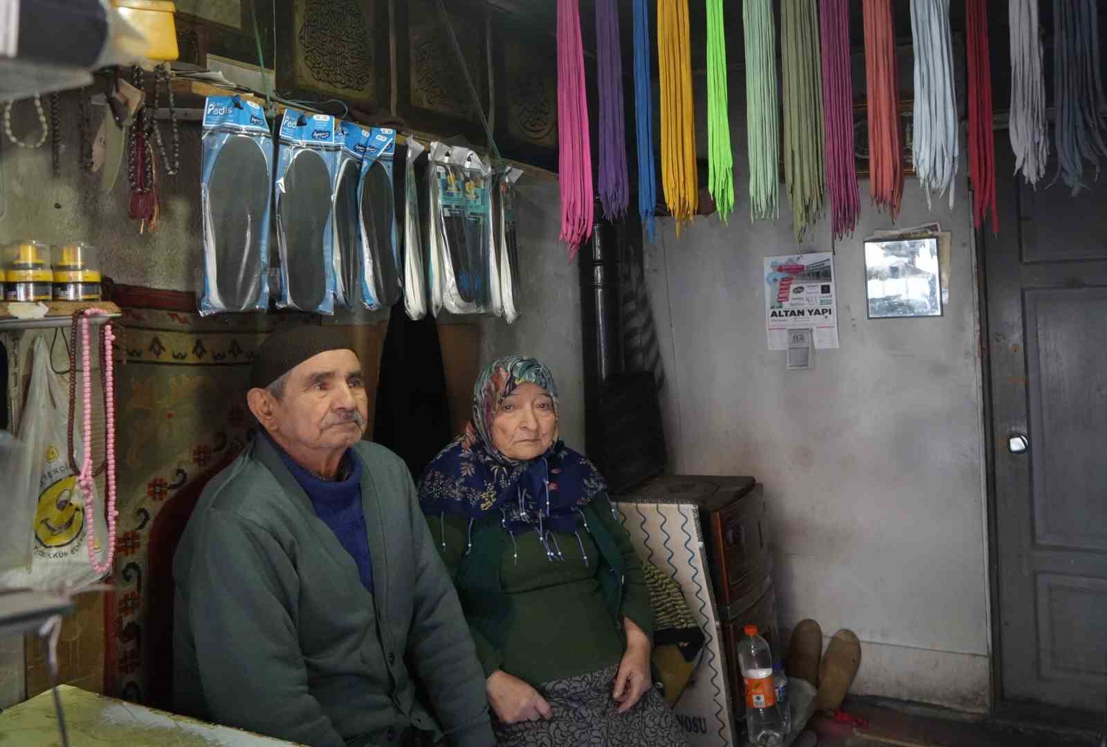 64 yıllık ayakkabı tamircisi, her sabah dükkanını eşiyle açıyor
