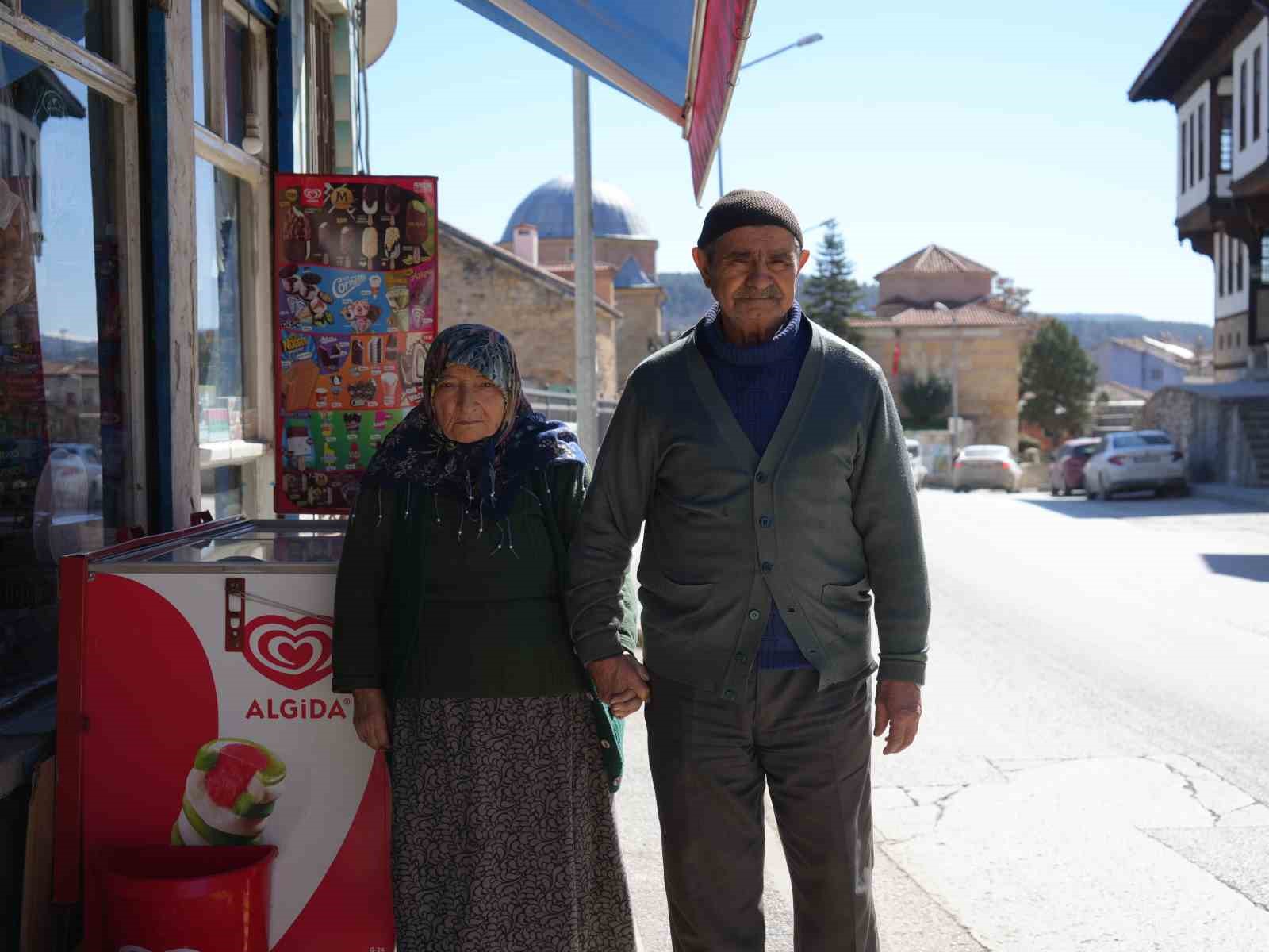 64 yıllık ayakkabı tamircisi, her sabah dükkanını eşiyle açıyor
