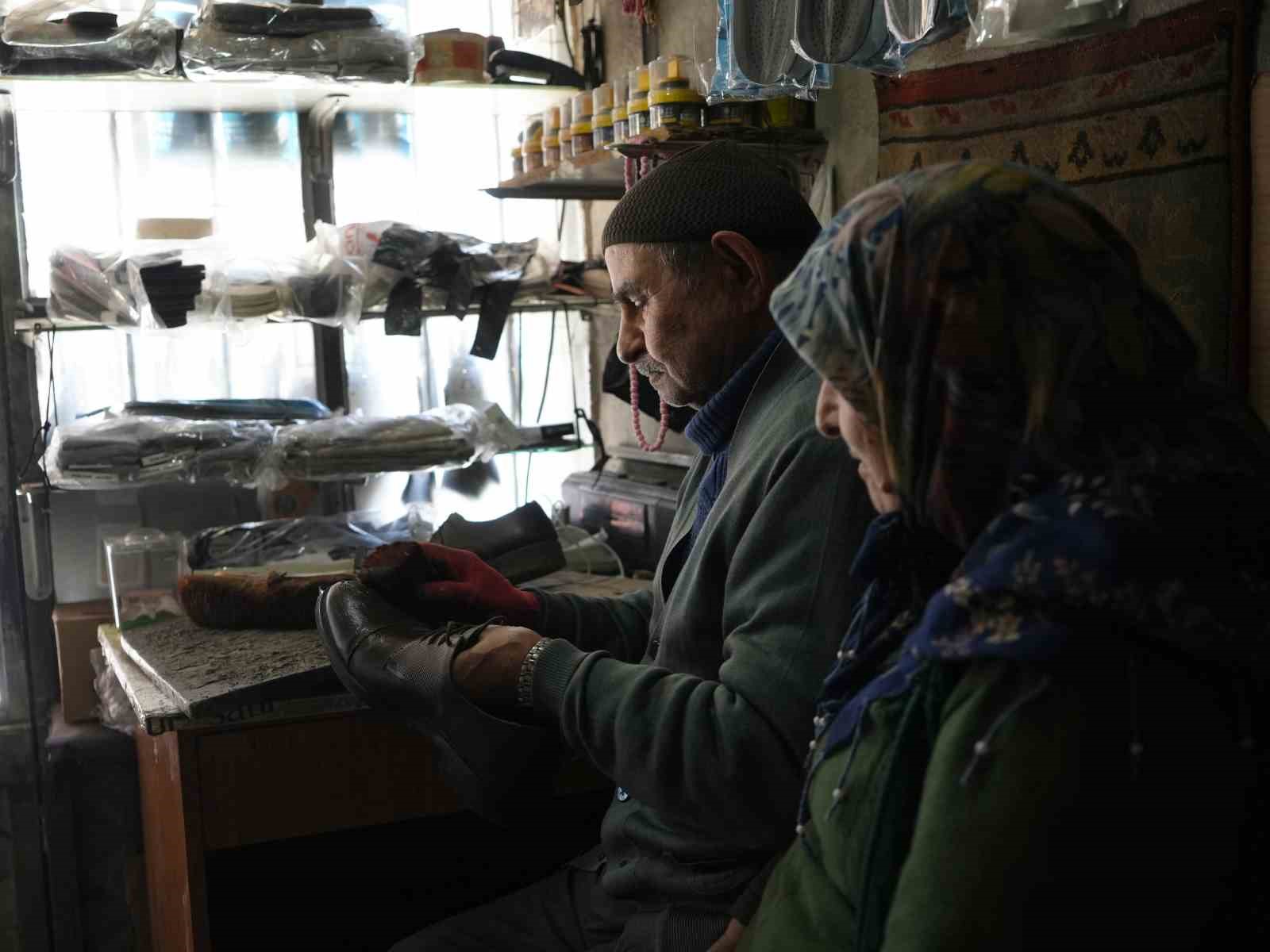 64 yıllık ayakkabı tamircisi, her sabah dükkanını eşiyle açıyor
