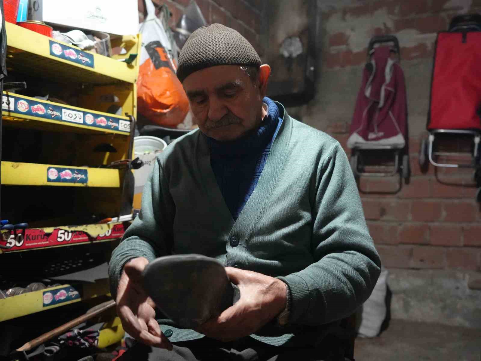 64 yıllık ayakkabı tamircisi, her sabah dükkanını eşiyle açıyor
