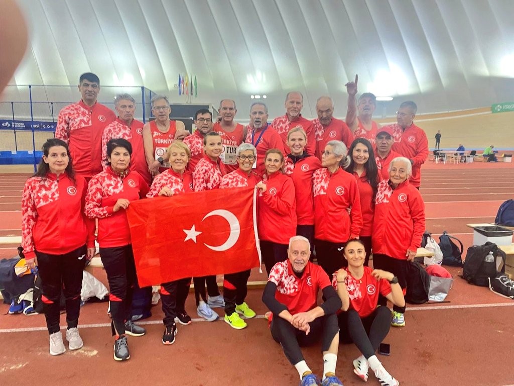 65 yaşındaki Denizlili atlet üç altın madalya yurda döndü
