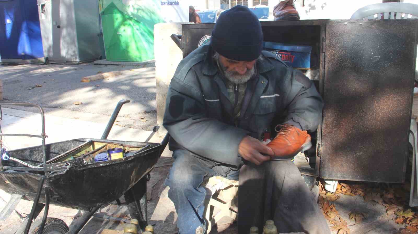 67 yaşındaki ayakkabı boyacısı ekmek mücadelesi veriyor
