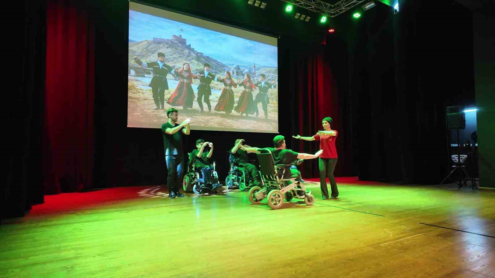 7 ay süren emek, tekerlekli sandalyeli bireylerin dansıyla sahneye taşındı
7 ay süren emek, tekerlekli sandalyeli bireylerin dansıyla sahneye taşındı