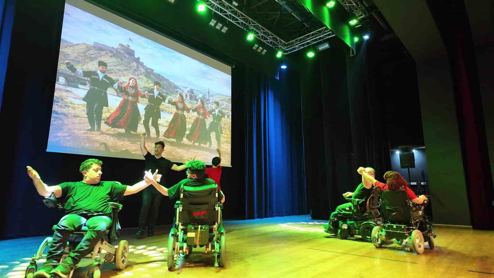 7 ay süren emek, tekerlekli sandalyeli bireylerin dansıyla sahneye taşındı
7 ay süren emek, tekerlekli sandalyeli bireylerin dansıyla sahneye taşındı