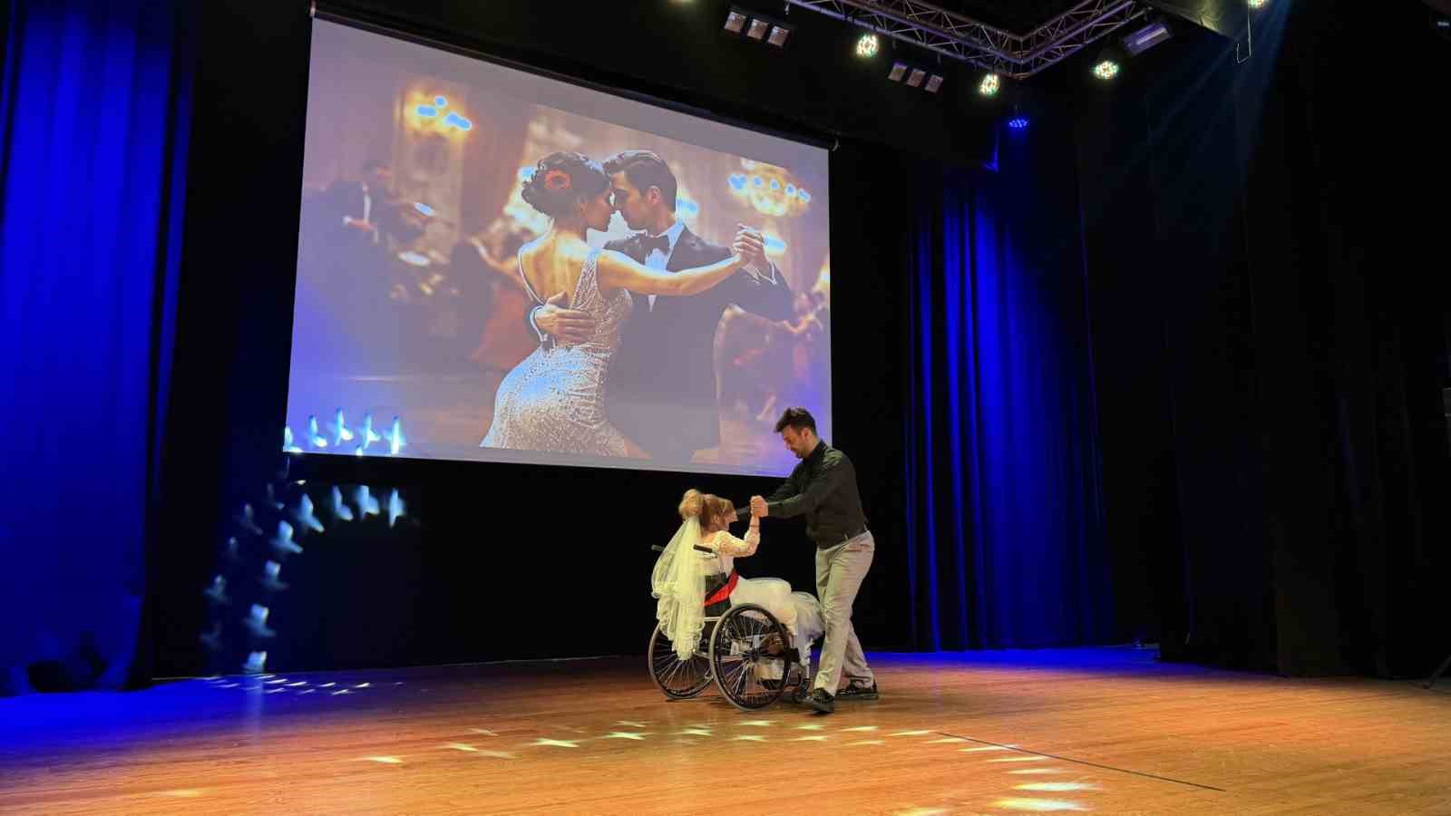 7 ay süren emek, tekerlekli sandalyeli bireylerin dansıyla sahneye taşındı
7 ay süren emek, tekerlekli sandalyeli bireylerin dansıyla sahneye taşındı