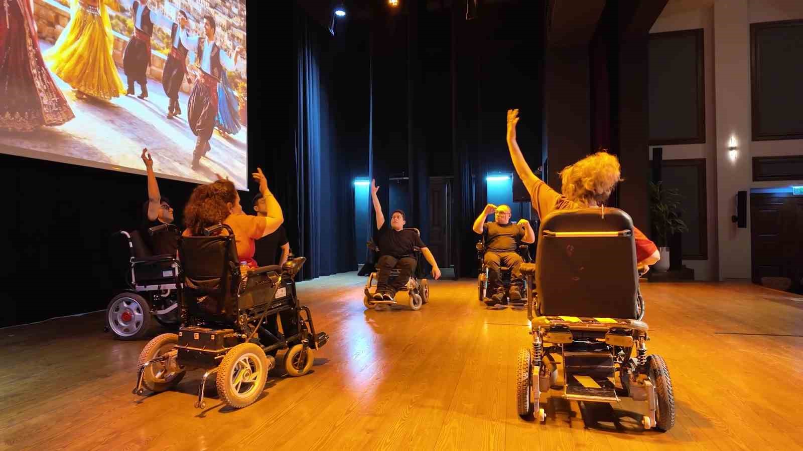 7 ay süren emek, tekerlekli sandalyeli bireylerin dansıyla sahneye taşındı
7 ay süren emek, tekerlekli sandalyeli bireylerin dansıyla sahneye taşındı