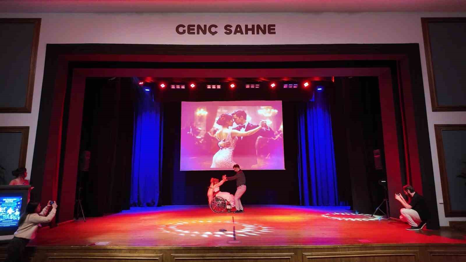 7 ay süren emek, tekerlekli sandalyeli bireylerin dansıyla sahneye taşındı
7 ay süren emek, tekerlekli sandalyeli bireylerin dansıyla sahneye taşındı