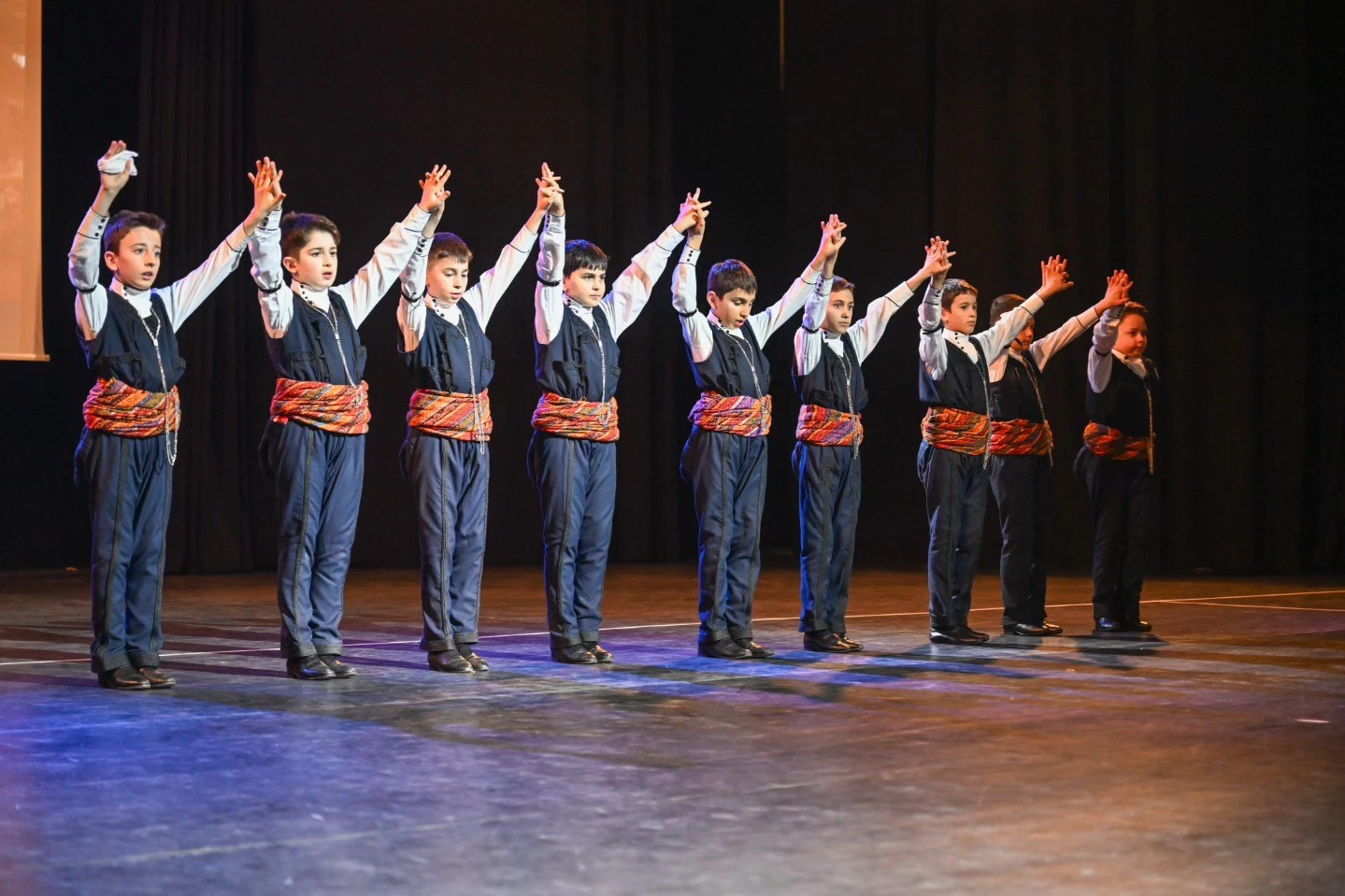 "7 Bölge 7 Renk" ayakta alkışlandı
