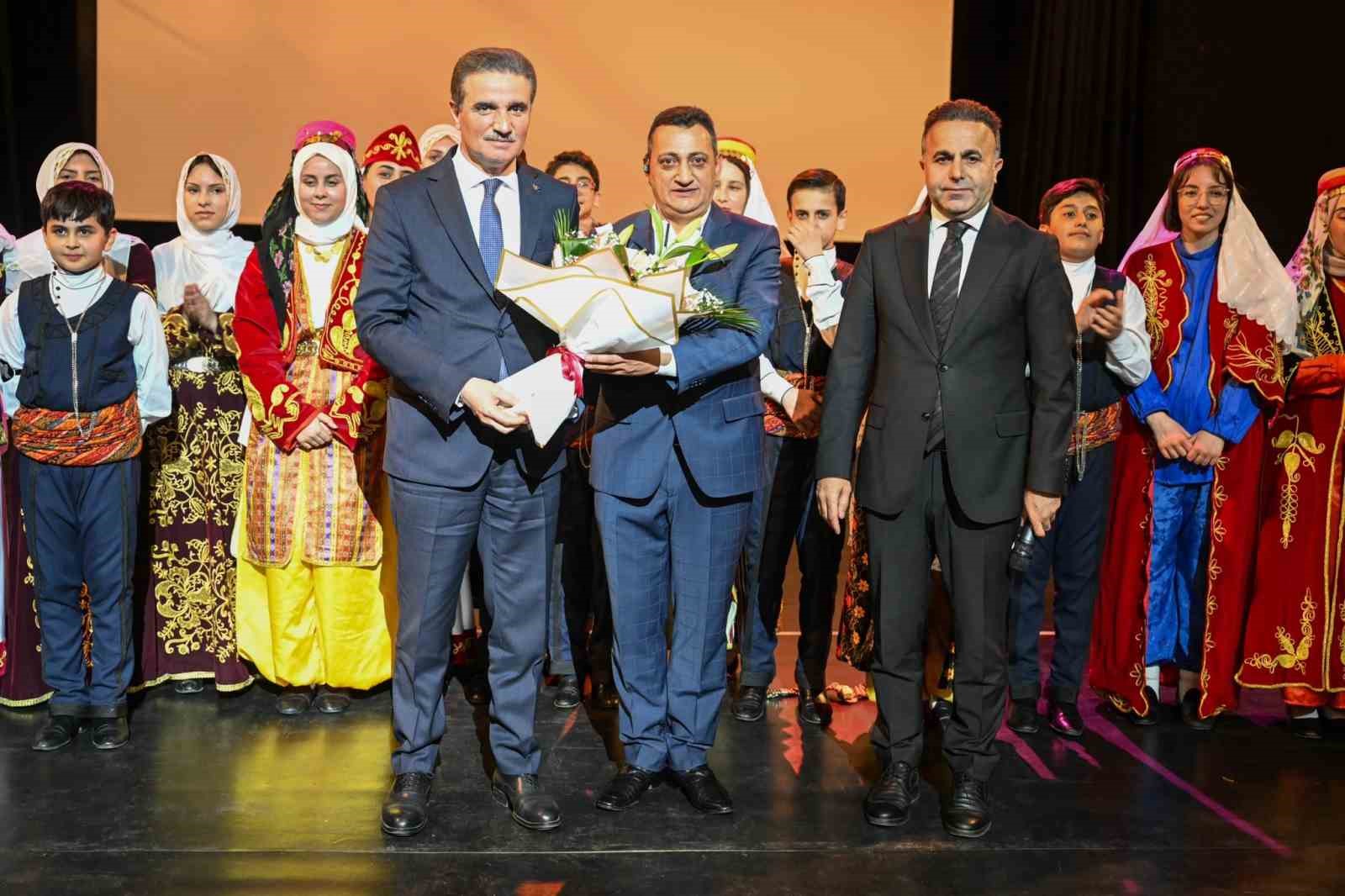 "7 Bölge 7 Renk" ayakta alkışlandı
