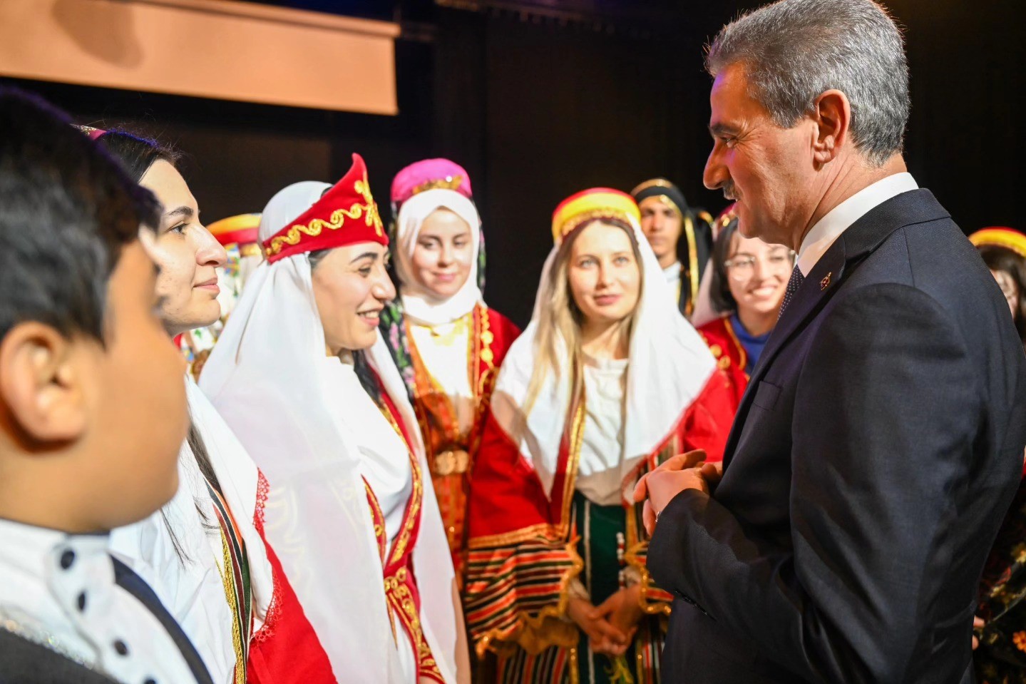 "7 Bölge 7 Renk" ayakta alkışlandı
