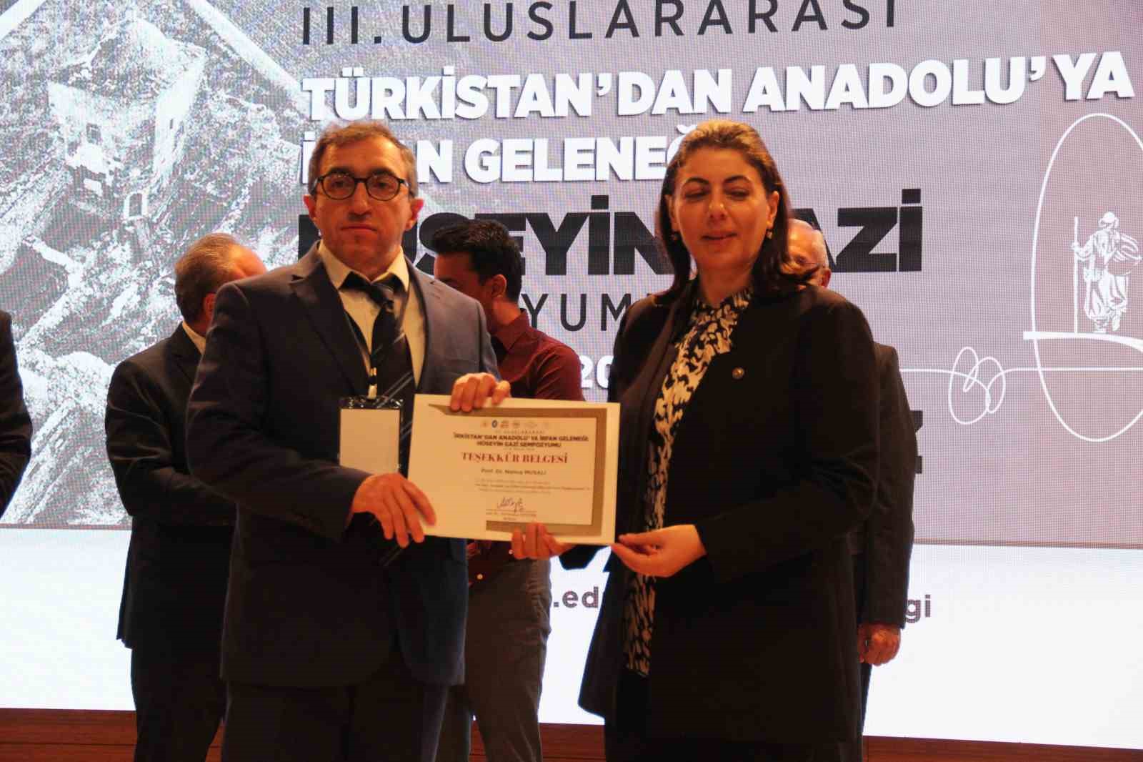 7 farklı ülkeden katılımcıların katkı sunacağı Uluslararası Türkistan’dan Anadolu’ya İrfan Geleneği: Hüseyin Gazi Sempozyumu başladı
