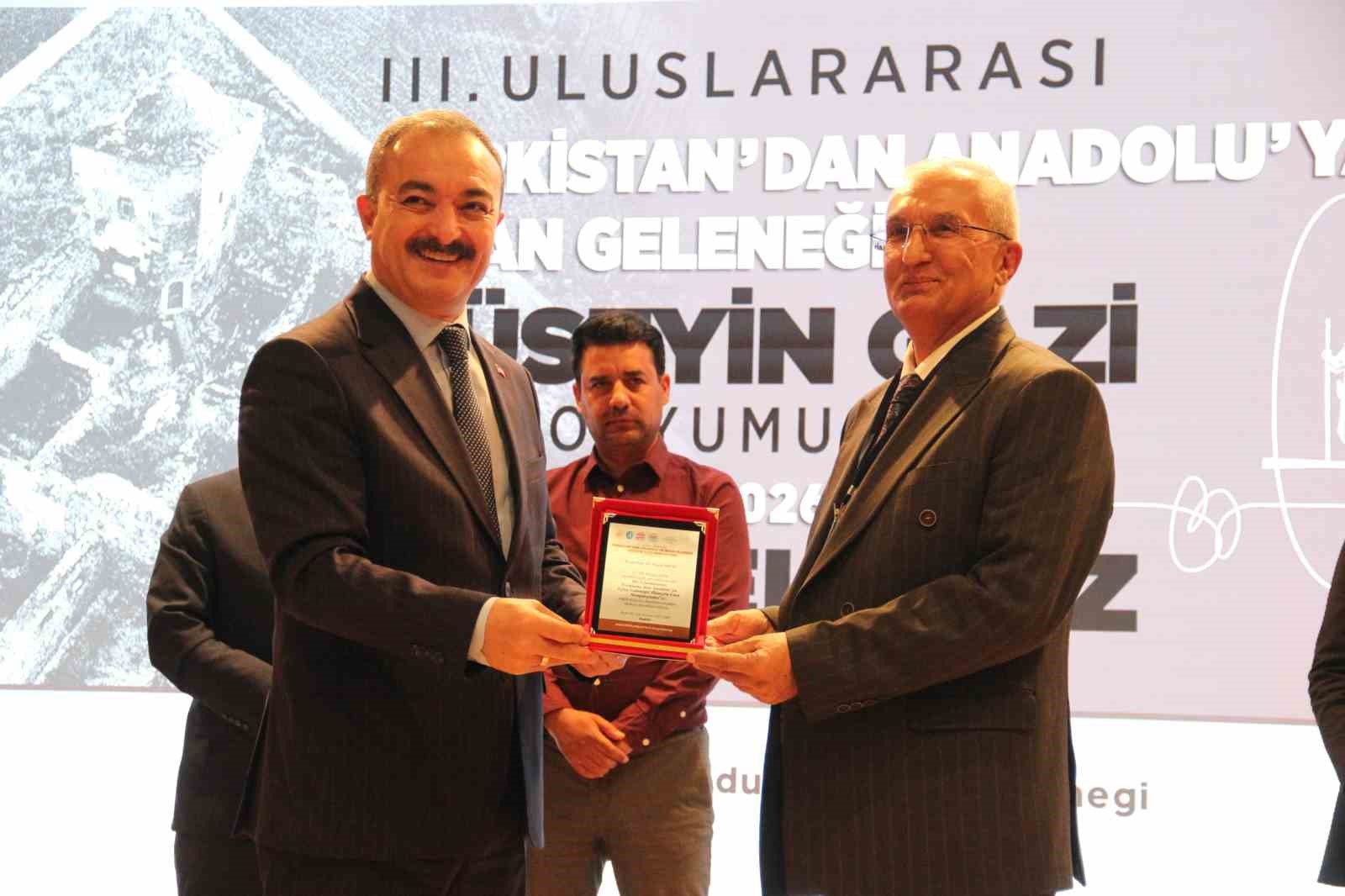 7 farklı ülkeden katılımcıların katkı sunacağı Uluslararası Türkistan’dan Anadolu’ya İrfan Geleneği: Hüseyin Gazi Sempozyumu başladı
