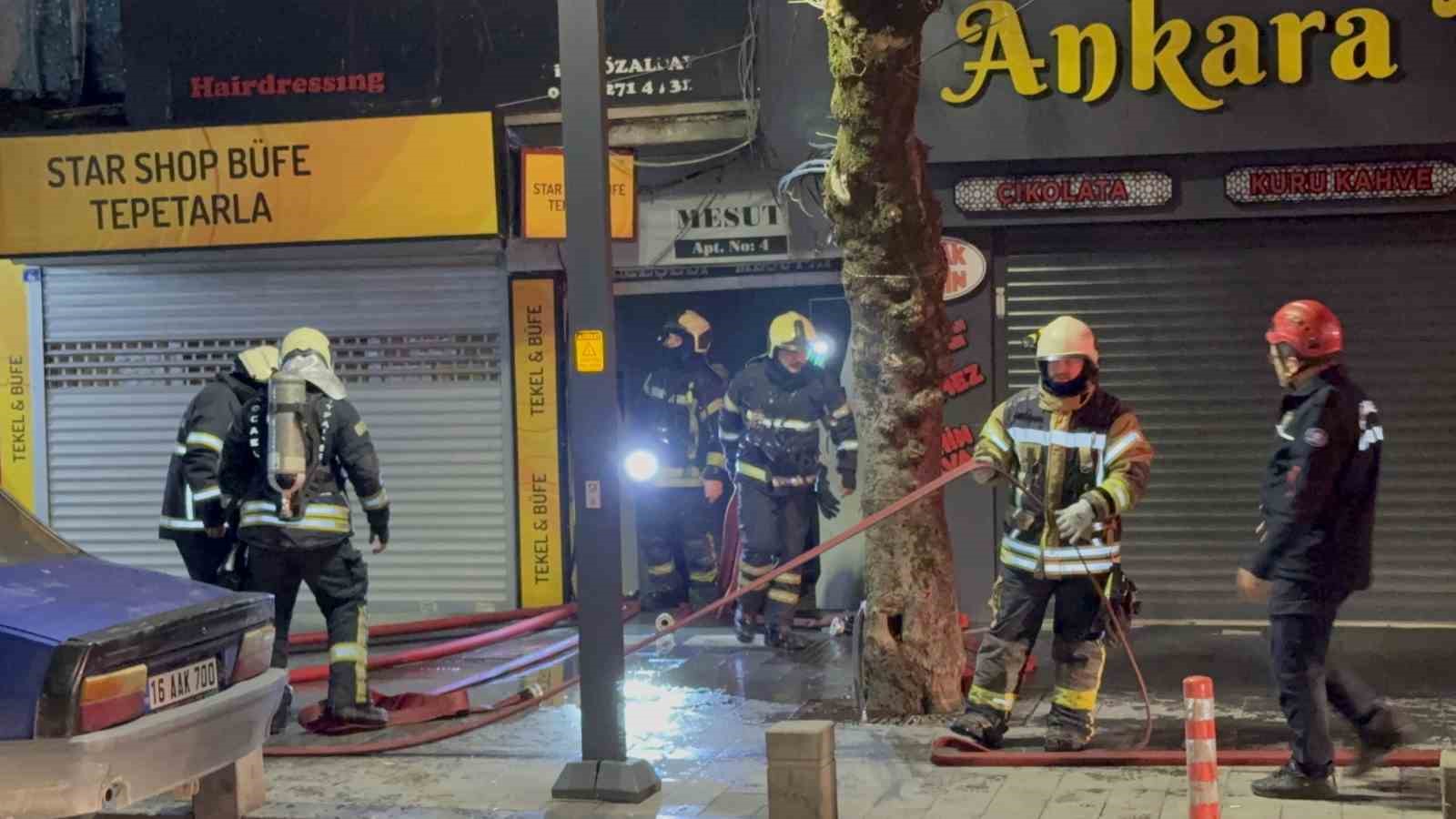 7 katlı binanın çatısında korkutan yangın
