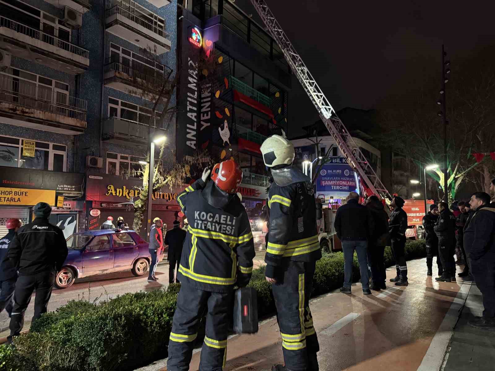 7 katlı binanın çatısında korkutan yangın
