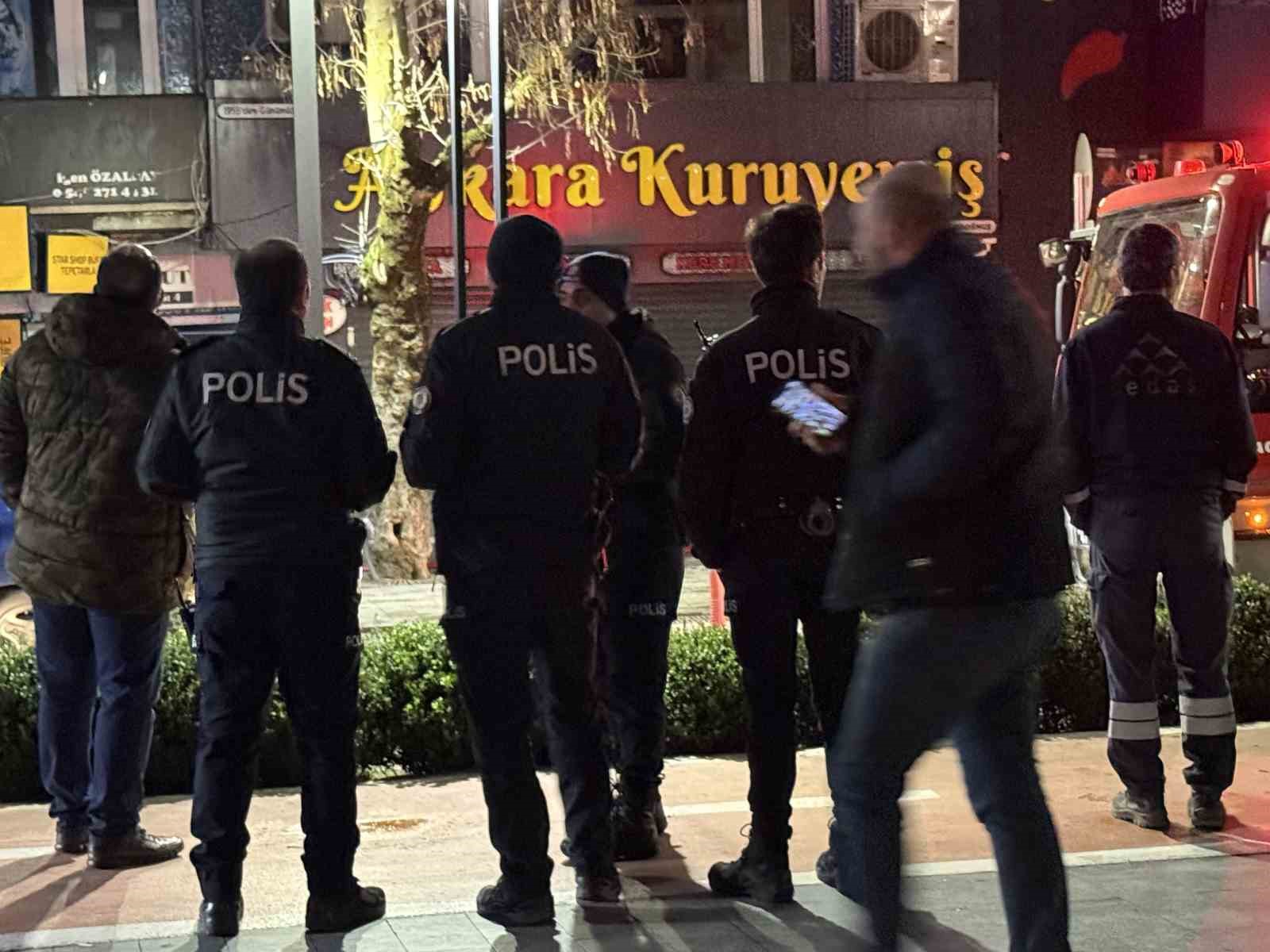 7 katlı binanın çatısında korkutan yangın
