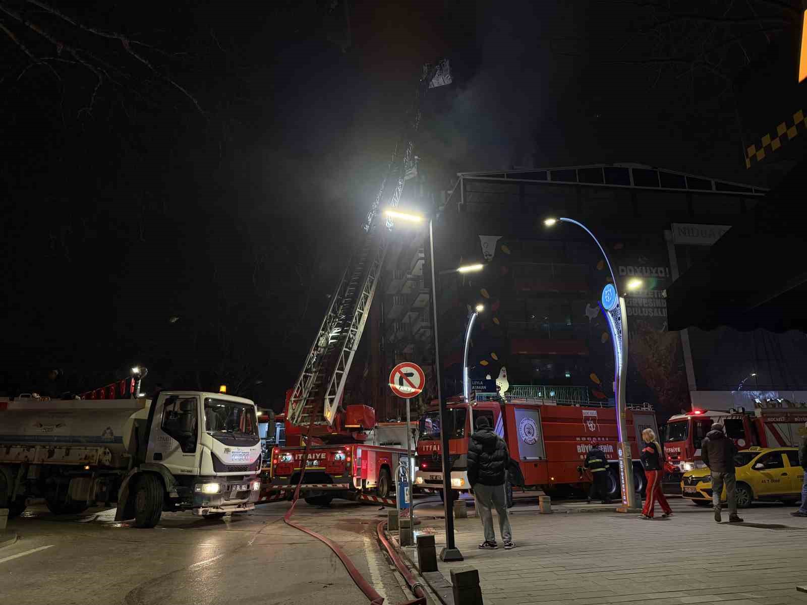 7 katlı binanın çatısında korkutan yangın
