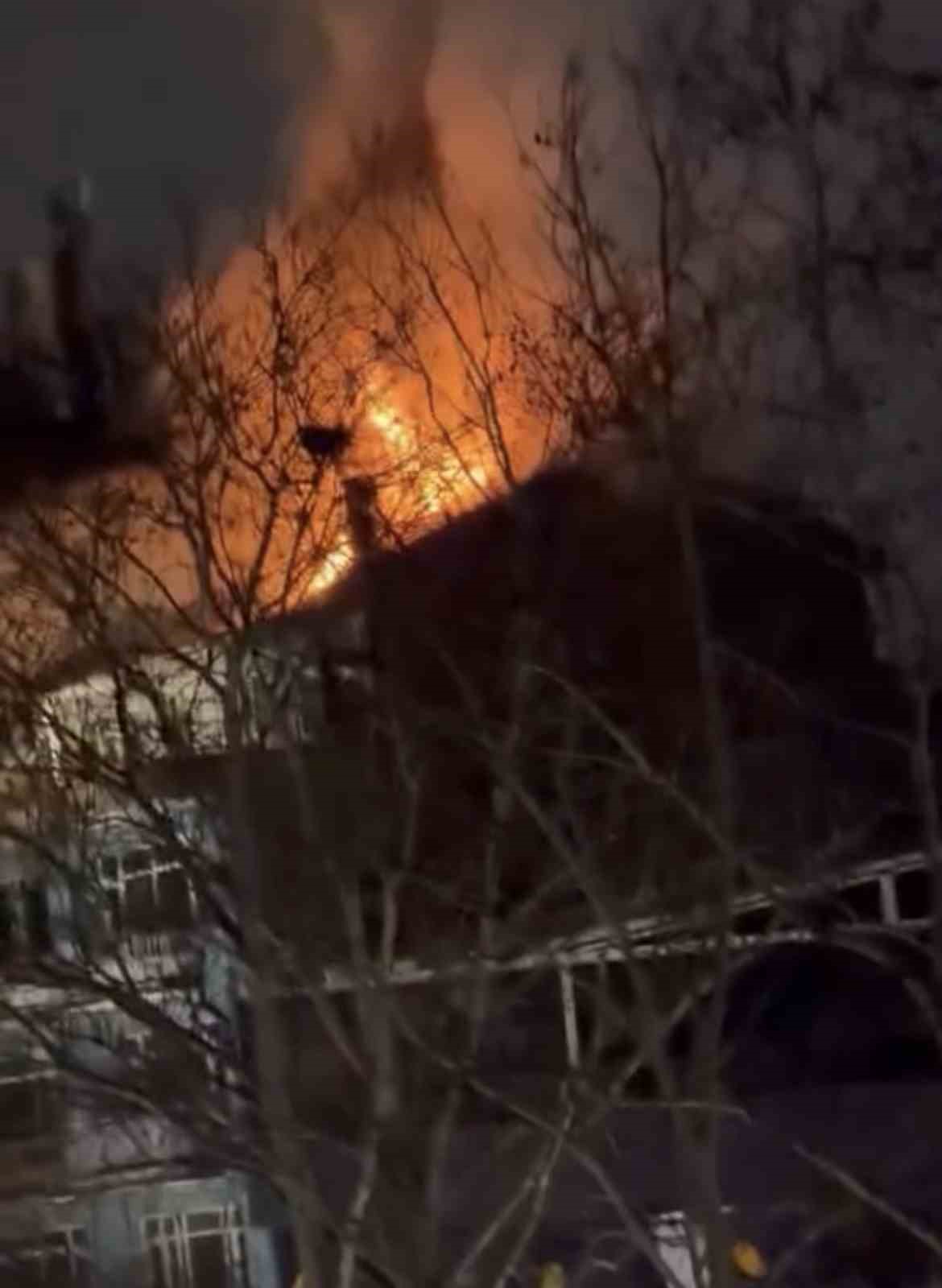 7 katlı binanın çatısında korkutan yangın
